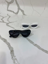 Load image into Gallery viewer, FASHION SUNGLASSES
